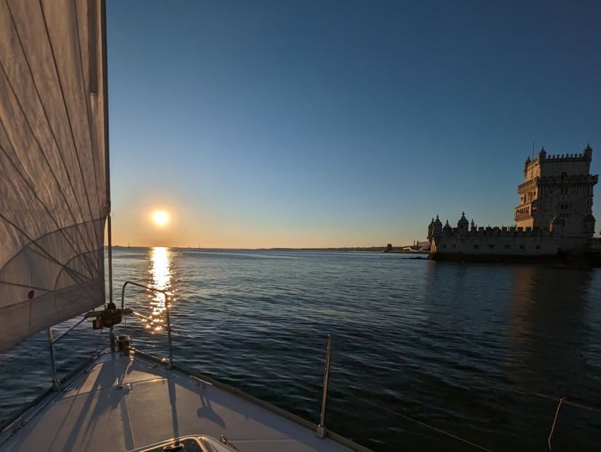 Lisbon: Private Boutique Boat Tour – Sail in Style - Meeting HYPAFAMILY and finding Gate 1