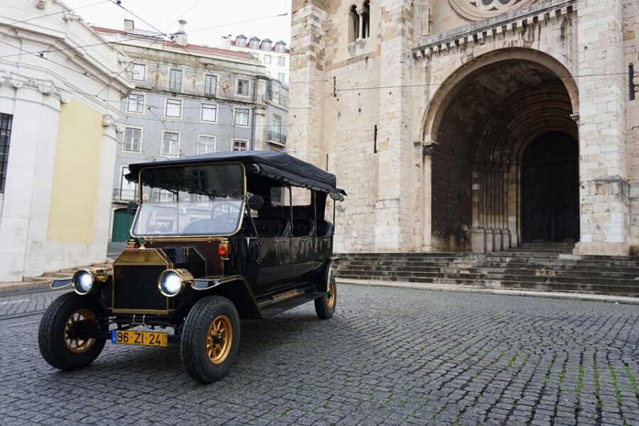 Lisbon: Private Guided Tuk-Tuk Tour with Hotel Pickup - Price and value: what $141 per person actually buys