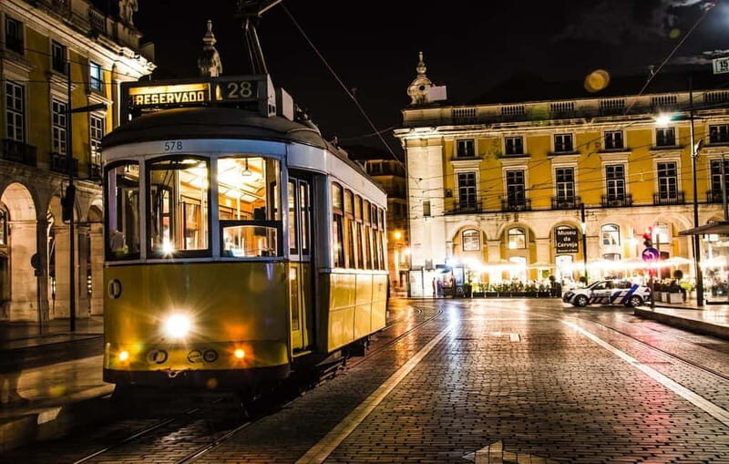 Lisbon: Private Night Tour with Fado Dinner Show - Alfama dinner and live Fado: where the emotion happens