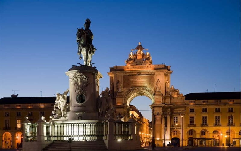 Lisbon: Private Night Tour with Fado Dinner Show - Fado isn’t “background music”: how to get more out of the show