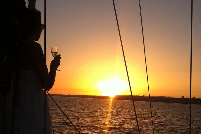 Lisbon Private Romantic 2h Cruise with sparkling wine-Day/Sunset - A 2-hour private romantic cruise that starts in Belém