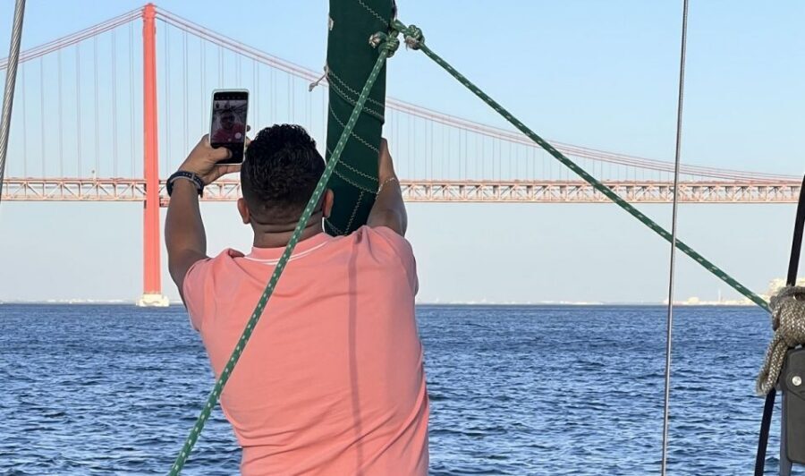Lisbon: Private sailboat tours on Tagus River - The crew and guided stories: the part that turns views into memories