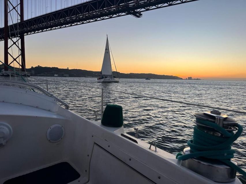 Lisbon: Private Sailing City & Sunset Tour - Two hours of Lisbon from the Tagus, with sails and real city angles