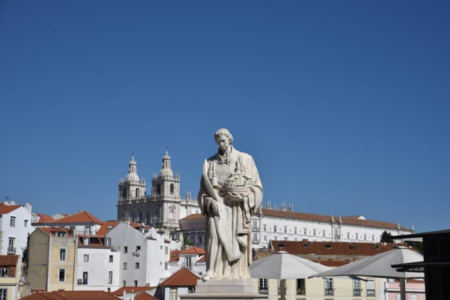 Lisbon Private Tour in Spanish - Miradouro de São Pedro de Alcântara: pause for the viewpoint