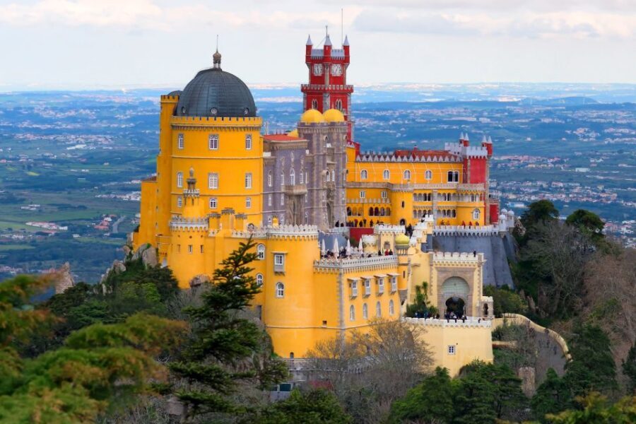 Lisbon: Private Tour Sintra, Cabo da Roca and Cascais - Sintra Old Town and National Palace: Streets, Moors Castle, and Break Time