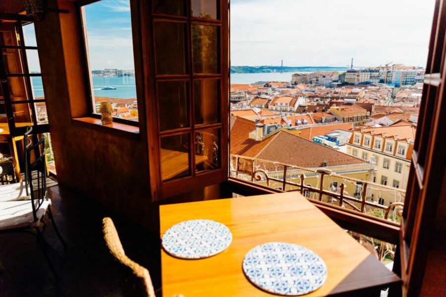 Lisbon: Private Tour with Locals – Highlights & Hidden Gems - What makes the guides so highly praised