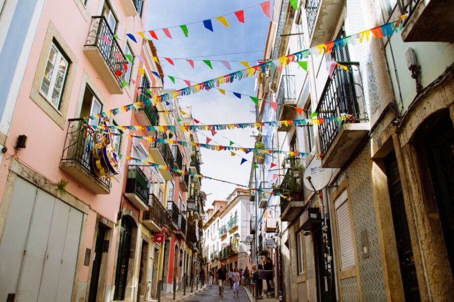 Lisbon: Private Tour with Locals – Highlights & Hidden Gems - Meeting at Miradouro de São Pedro de Alcântara: start with the lay of the land
