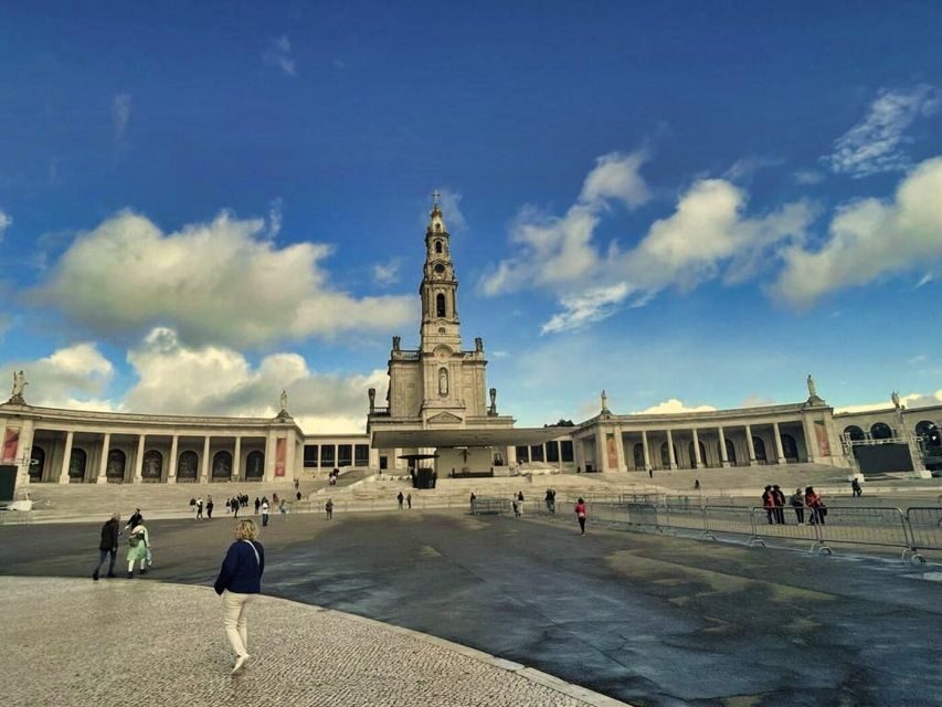 Lisbon: Private Transfer to Porto with stops until 3 cities - Aveiro’s Canals and the Moliceiro Boat Option