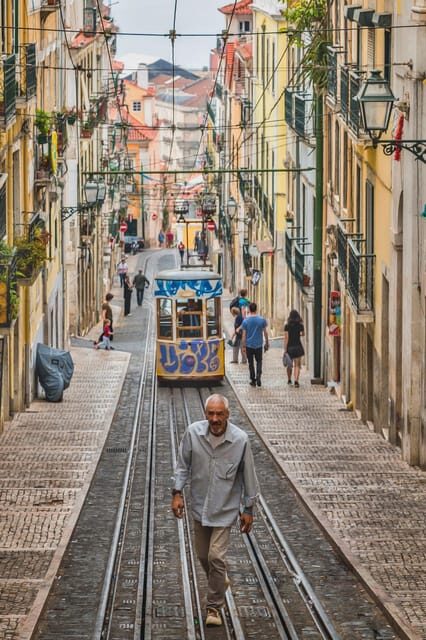 Lisbon: Private Walking Tour with a Local Guide - The Guide Experience: Why Reviews Keep Pointing to the People