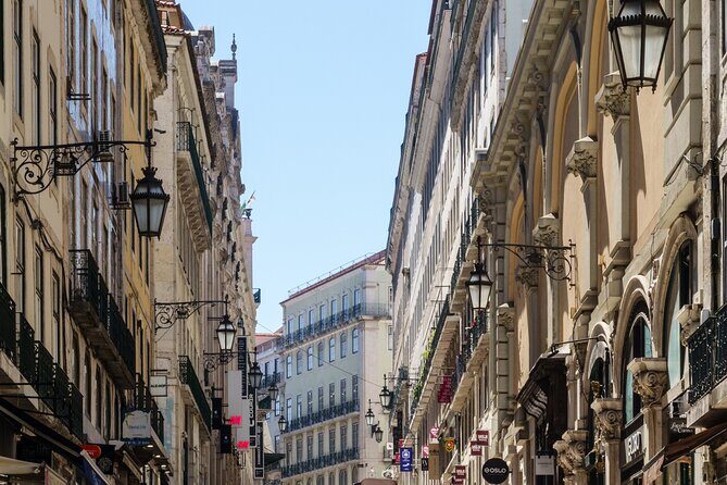 Lisbon Revelation Tour - Largo do Carmo and 1974: history you can point to