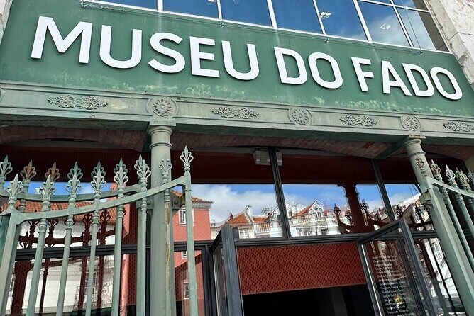 Lisbon Royal Views Small Group Tour with St George Castle Entry - Stop 5: Miradouro de Santa Luzia—Photos With Real Orientation