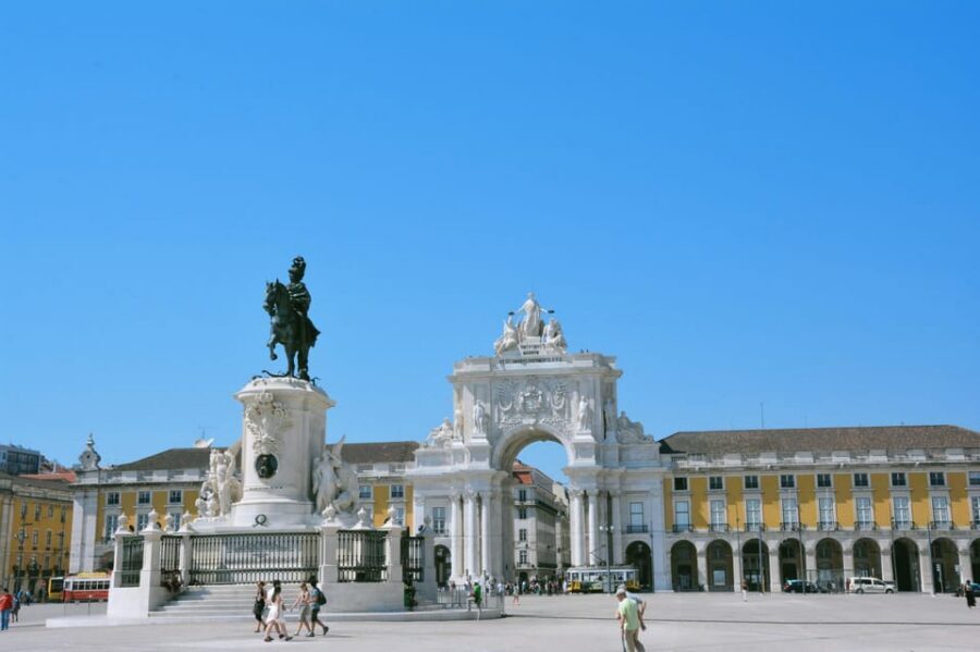 Lisbon: Sightseeing City Tour by Tuk-Tuk - São Vicente de Fora and the Santa Engracia Pantheon stops