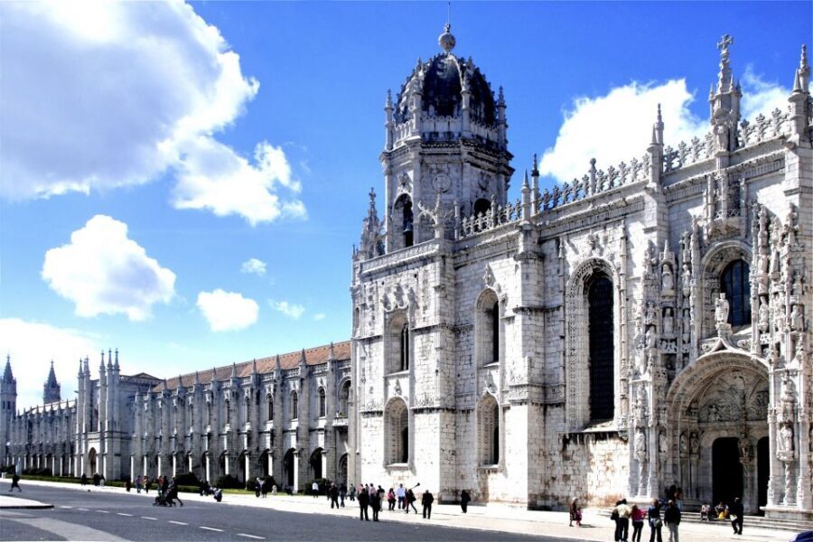 Lisbon & Sintra: Full-Day Private Tour - Lisbon Cathedral (Sé de Lisboa): 12th-century bones and big atmosphere