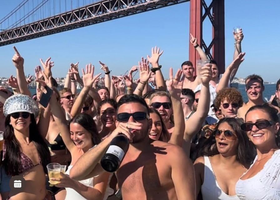 Lisbon: Splash Boat Party the only all inclusive party + SUP - SUP and snorkeling gear included: play without extra rentals