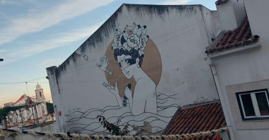 Lisbon Street Art Lovers Walk - Weather, hills, and getting comfortable during the walk