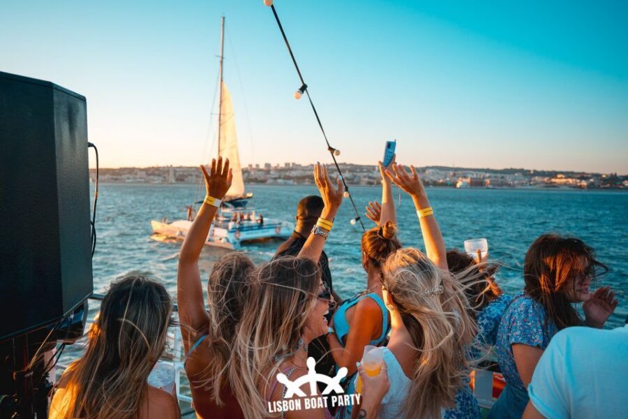 Lisbon: Sunset Boat Party with 2 Drinks and Free Club Entry - DJ Timing 7–11 PM And How The Music Works On Board