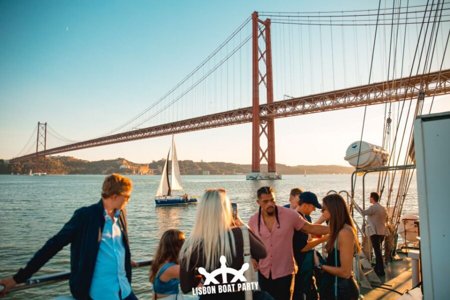 Lisbon: Sunset Boat Party with 2 Drinks and Free Club Entry - After The Sail: Free Club Entry And Night Flow In Lisbon