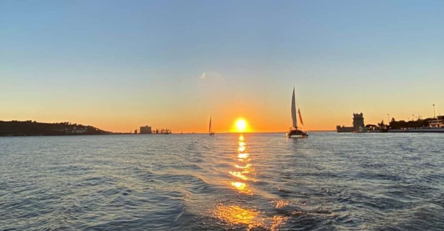 Lisbon: Sunset Boat Tour with Wine - The 2-hour cruise flow: how the route keeps the best views coming