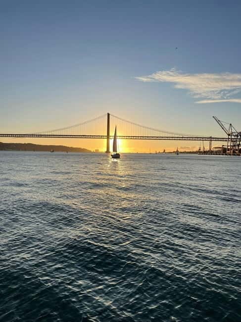 Lisbon: Sunset Sailing with Local Wine & Stunning Views - São Jorge Castle and Alfama: old Lisbon from below