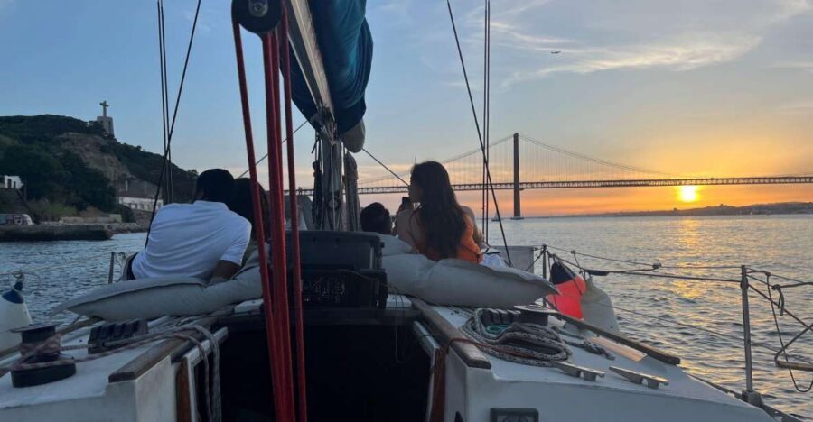 Lisbon Sunset Sensations 2h Cruise - Ponte 25 de Abril and Cristo Rei: the views that feel cinematic