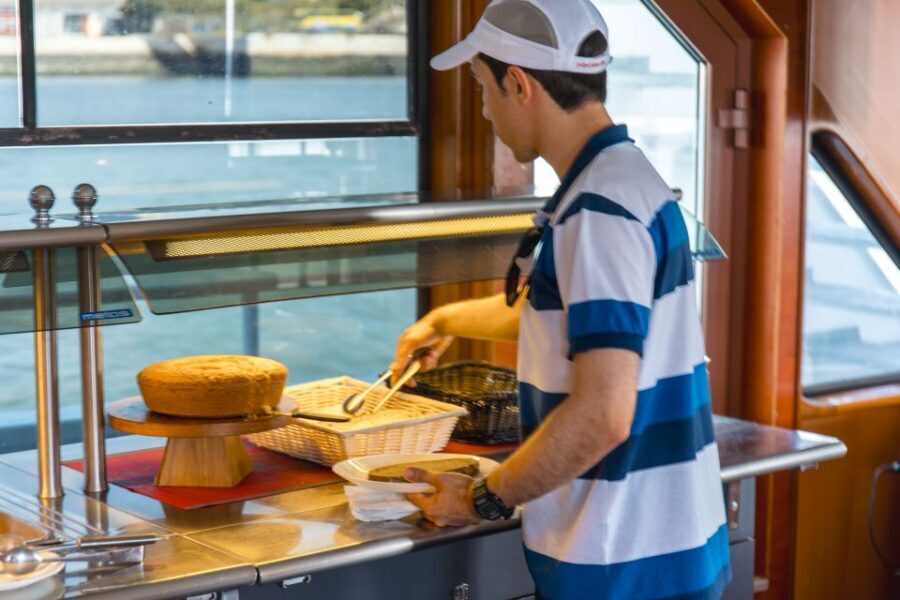 Lisbon: Tagus River Cruise With Brunch - Onboard comfort: sundeck rules and where to sit
