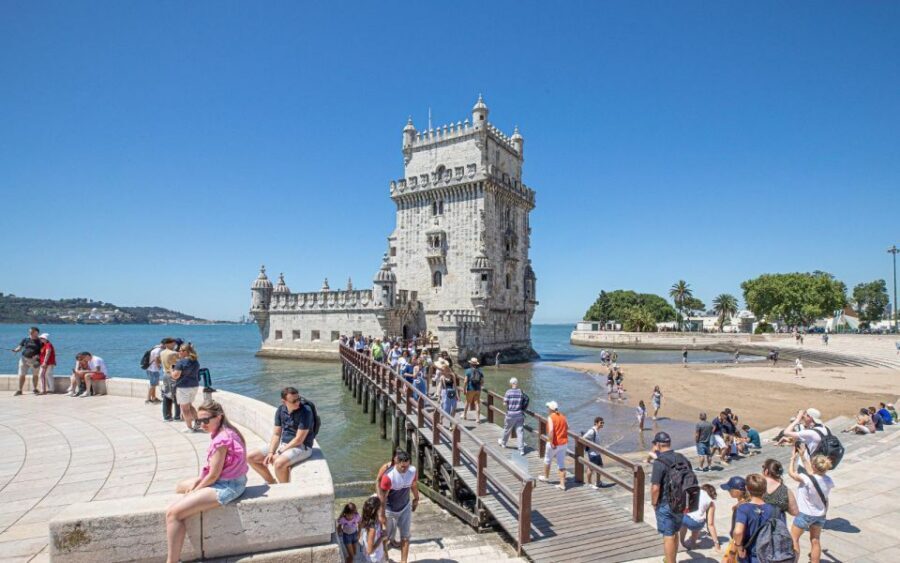 Lisbon to Porto with Óbidos-Nazaré-Fátima-Coimbra-Aveiro - Nazaré: Giant-Wave Reputation and a Good Lunch Plan