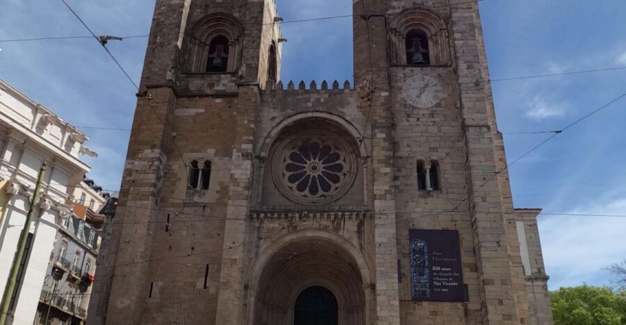 Lisbon:Private guided historical sightseeing Tour by TUK-TUK - Alfama and Lisbon Cathedral to Portas do Sol and Commerce Square