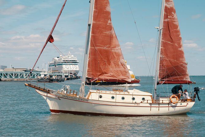 Marriage proposal on a Vintage Sailboat - A vintage sailboat makes a Lisbon proposal feel personal