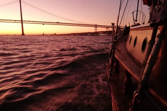 Marriage proposal on a Vintage Sailboat - Pontal de Cacilhas and Praça do Comércio: ending with Lisbon at river level