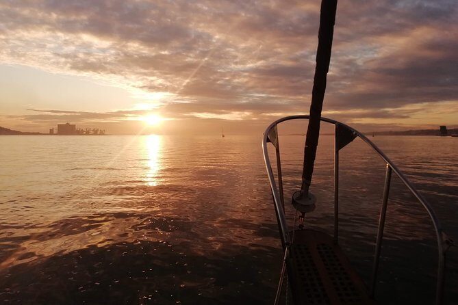 Marriage proposal on a Vintage Sailboat - Beverages and snacks: the comfort factor that makes 2 hours feel easy