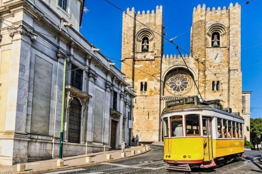 Old town of Lisbon on board of a tuk tuk- 1hour - How a 1-hour tuk tuk loop keeps Lisbon doable
