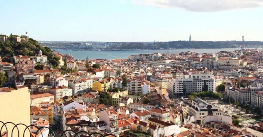 Old town of Lisbon on board of a tuk tuk- 1hour - Lisbon Cathedral: a quick stop with big visual payoff