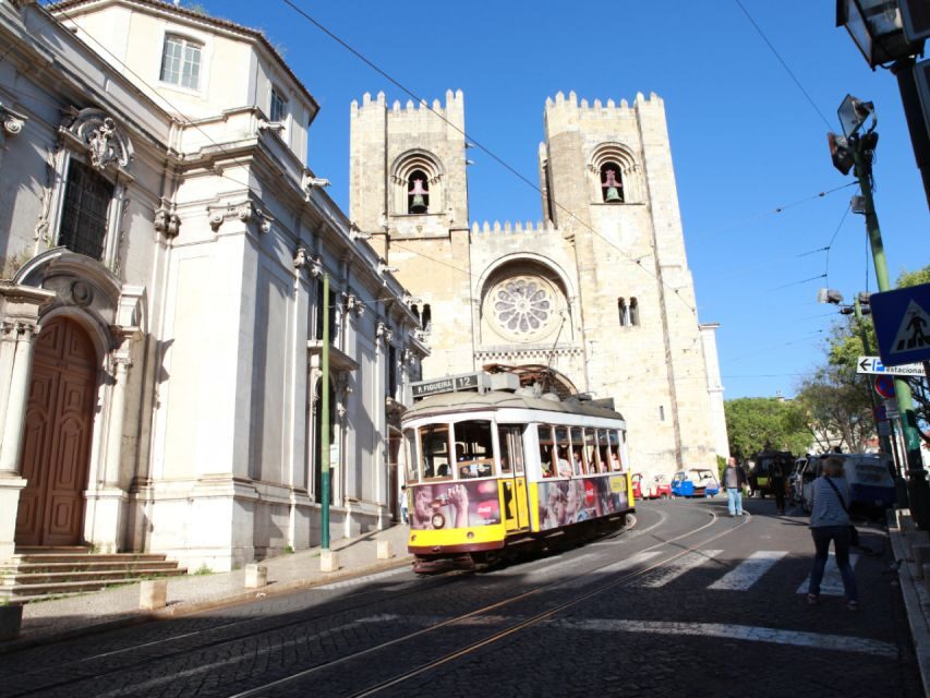 Old town of Lisbon on board of a tuk tuk- 1hour - Portas do Sol: viewpoint time plus a ginjinha break