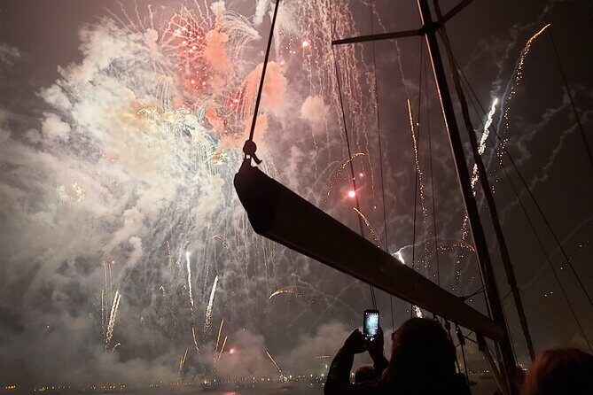 Passing the Year in a Boat with Champagne and Fireworks - Fireworks at Praca do Comercio (Terreiro do Paco): The Main Event