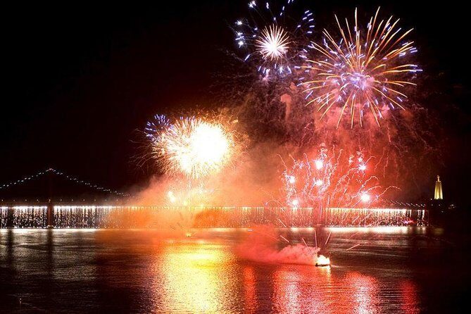 Passing the Year in a Boat with Champagne and Fireworks - Two Hours on Water: The Pace, the Crowd Size, and the Comfort Plan