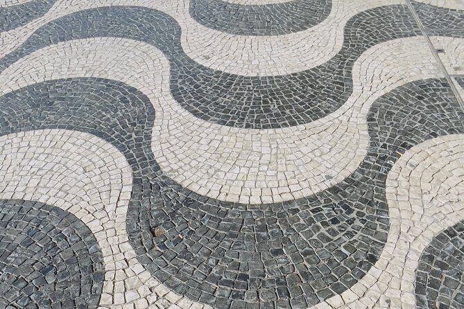 Private 6 or 10 Food Tasting and City Highlights Tour in Lisbon - Alcohol, non-alcohol choices, and the 18+ detail