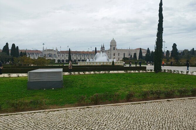 Private Belem tour with tram and the new Quake Museum - Padrao dos Descobrimentos and the Discoveries Monument Photo Moment