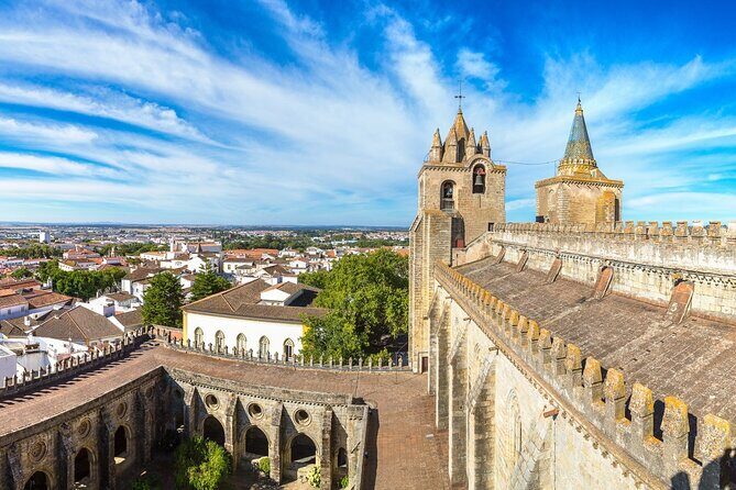 Private Évora Tour With Wine Experience and Wine Tasting - Praça do Giraldo: the fastest way to feel local life