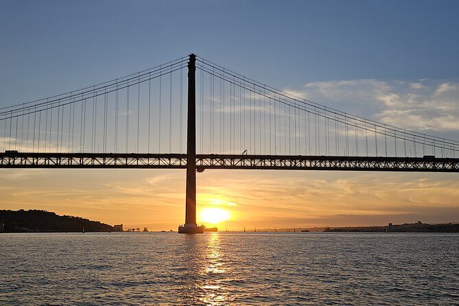 Private Relaxing Sunset Tour along the Tagus River - Passing the Christ King: a Lisbon landmark from the river
