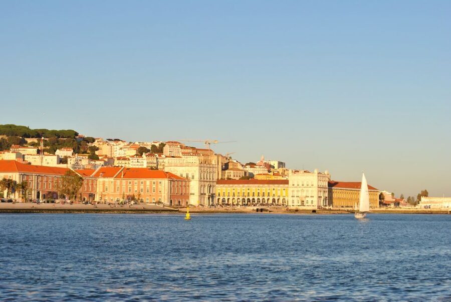 Private Romantic cruise with sparkling wine- 2-Hour- Lisbon - Shared Group or Private: Choosing the Right Level of Romance