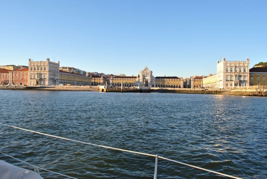 Private Sailing Boat Tour Lisbon with a drink: 2 to 8 Hours - Cristo-Rei in Almada: the arms-forward finale