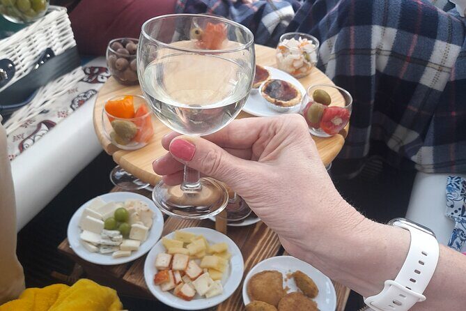 Private tapas tuk tuk tour through Lisbon - Stop 1: Lisbon Cathedral (Sé de Lisboa) and Santo António’s love-luck tradition