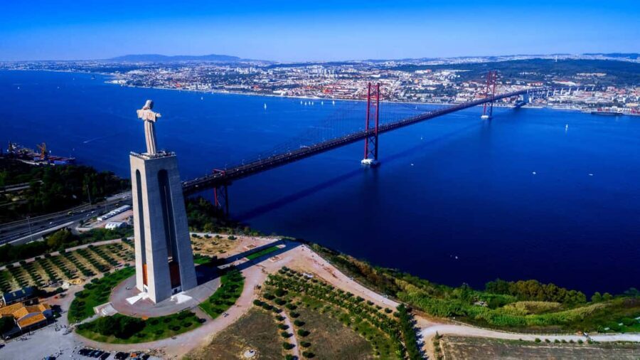Private Tour (3-H): Belém, Cristo rei & Lisbon Sightseeing - Cristo Rei: the quick photo stop that changes how you see the city