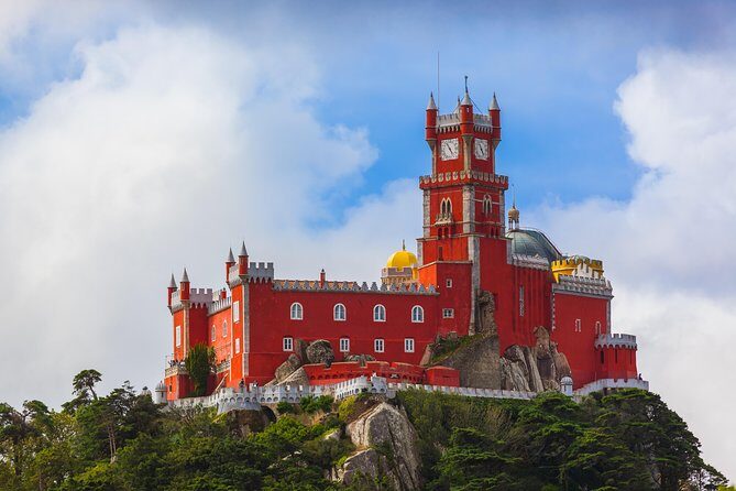 Private Tour Sintra - Sintra National Palace: decorative rooms and those famous chimneys