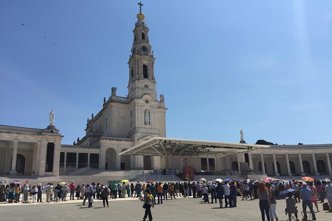Private Tour to Fatima from Lisbon - Stop 1: Basilica de Nossa Senhora do Rosário de Fátima—tombs, windows, and that massive organ