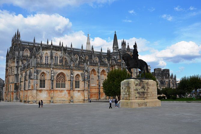 Private Transfer Lisbon-Porto with 2 (two) visits - Óbidos: Medieval Streets, Fast Charm