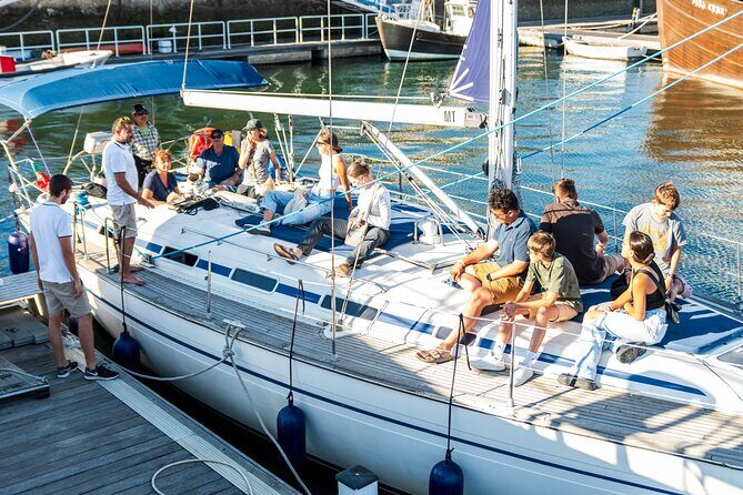 Romantic Private Sailboat in Lisbon for couples - Drinks on board: Portuguese wine, and how to handle snacks