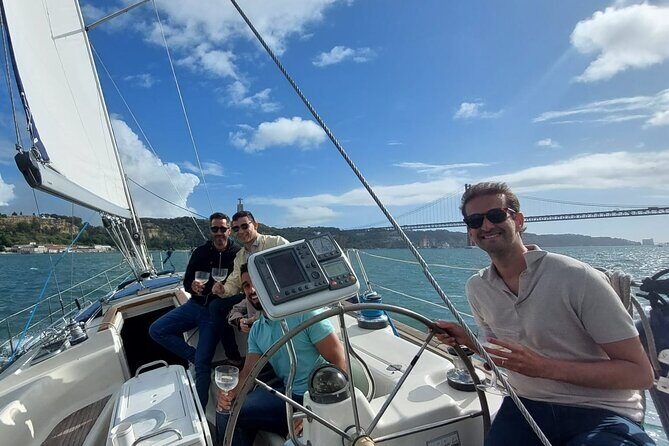 Romantic Private Sailboat in Lisbon for couples - Setting off from Doca de Alcântara: your easiest start point