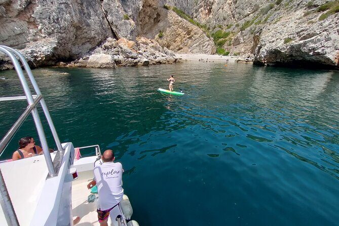 Sesimbra: Private Yacht tour in Arrábida Secret Beaches and Bays - Stop 1: Parque Natural da Arrábida and the geology you can see from the water