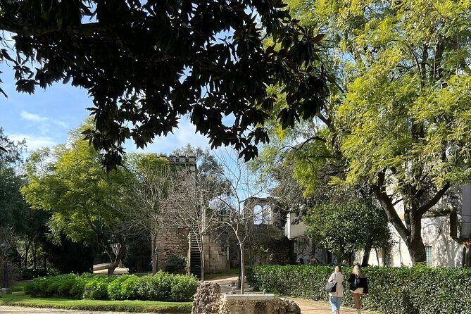 Skip the Lines & Sip the Wines: Évora’s Ultimate Walking Tour! - Praca do Giraldo: where the city tells its hero story